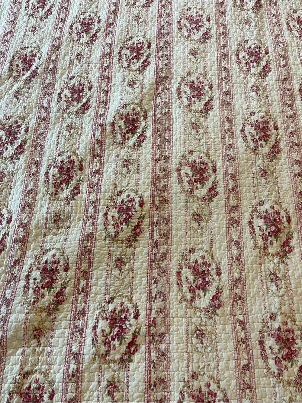 Queen size quilted embroidered bedspread floral burgundy reversible